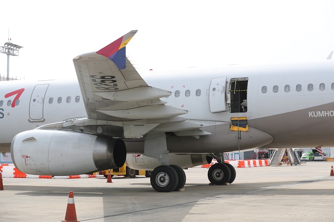 An Asiana Airlines plane is parked after an emergency landing at Daegu International Airport, 237 kilometers southeast of Seoul, on May 26, 2023, with its door left open. (Yonhap)