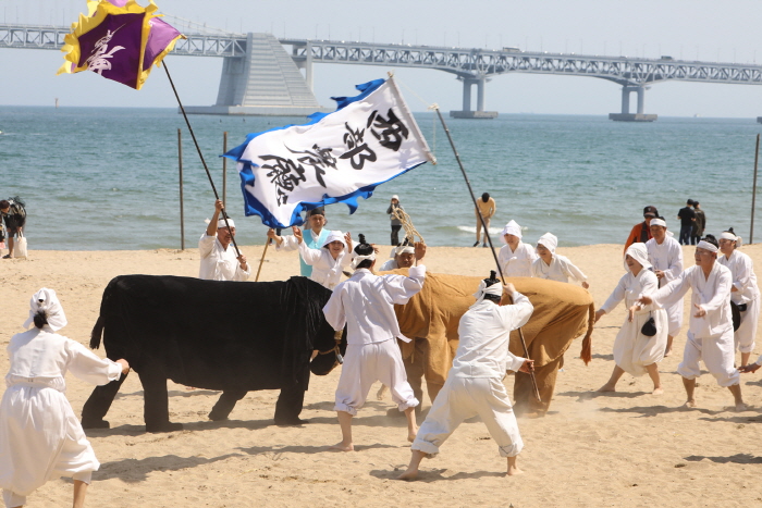 The festival's name, Eobang, originates from a historical fishing cooperative in Suyeong Fortress that taught and encouraged fishing techniques to promote the industry. (Image courtesy of Suyeong-gu Office)