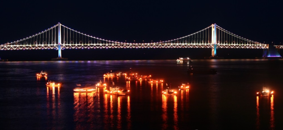 The "Jindu-eohwa" event, which recreates the way fishermen used to fish at night by torchlight in the old Jwasuyeong eobang (Suyeong's left-side fishing village), will use LED bulbs instead of torches. (Image courtesy of Yonhap)