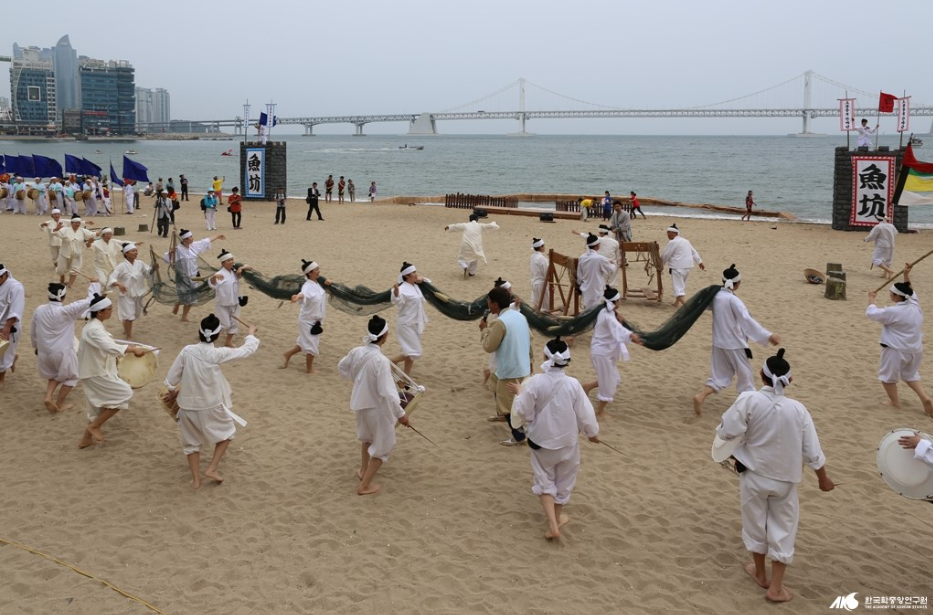 Visitors can also experience a gigantic net dragging event, where they can learn how to drag large nets. (Image courtesy of AKS (Academy of Korean Studies))