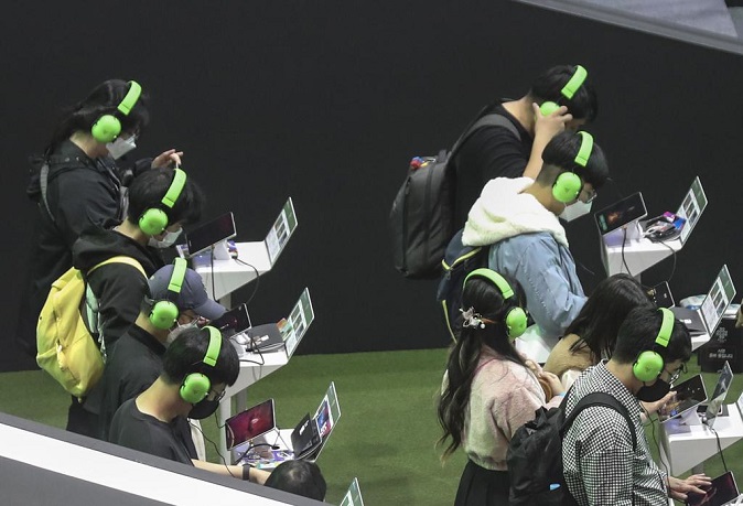 Visitors to G-STAR play games at the game industry fair held in the southeastern port city of Busan on Nov. 17, 2022. (Yonhap)