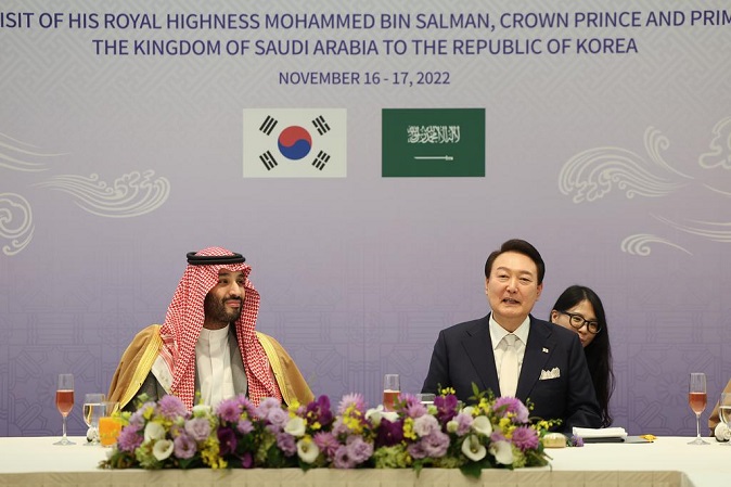 South Korean President Yoon Suk Yeol (R) and Saudi Crown Prince and Prime Minister Mohammed bin Salman hold a luncheon meeting at the presidential residence in Seoul on Nov. 17, 2022, in this photo provided by the presidential office. 