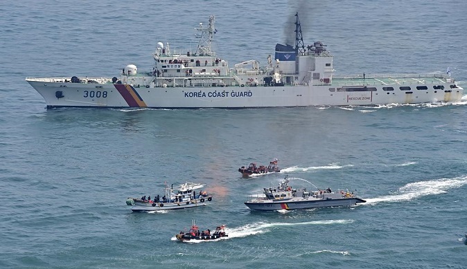 The Korea Coast Guard conducts a drill on the seas off northwestern Daecheong Island in Incheon, some 30 kilometers west of Seoul, in this file photo taken May 9, 2023, to crack down on illegal fishing by foreigners, mostly Chinese, in South Korean territorial waters. (Pool photo) (Yonhap)