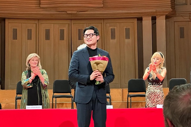 South Korean baritone Kim Tae-han (C) wins the Queen Elisabeth Competition for voice during an awards ceremony in Brussels, Belgium, on June 4, 2023, in this captured video image. (Yonhap)