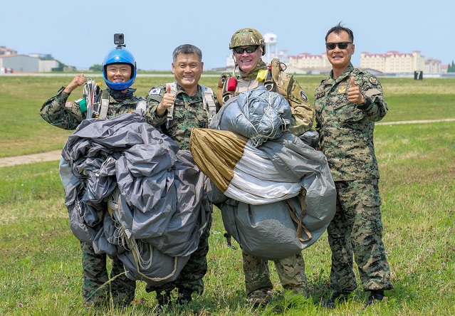 South Korea's Special Warfare Command Commander Lieut. Gen. Son Sik, U.S. Special Operations Command-Korea (SOCKOR) Commander Major Gen. Michael E. Martin and other officials pose for a photo as they meet to stage a joint "friendship" parachute jump on June 5, 2023, in this photo captured from the Facebook account of SOCKOR. (Yonhap)