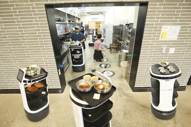KT Corp. Unveils AI Serving Robots for Restaurant Service