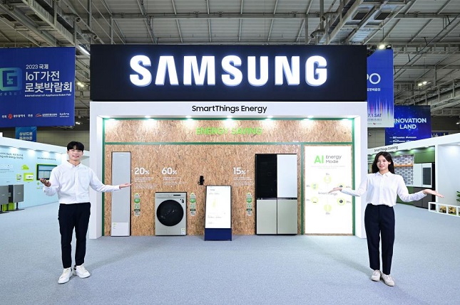 Samsung Takes Part in IoT Home Appliance Robot Expo