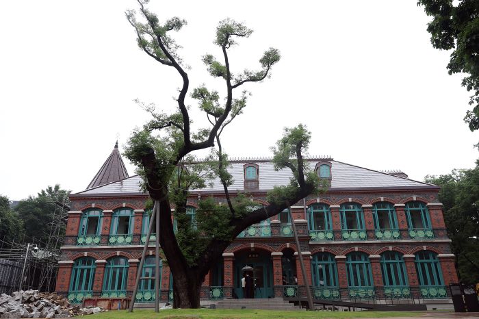 Reconstructed Dondeokjeon Hall in Deoksu Palace Showcased to Diplomats and Influencers