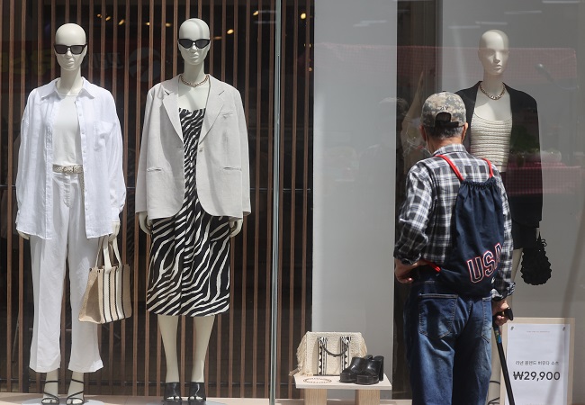 This undated file photo shows mannequins in a clothing shop in Seoul. (Yonhap)
