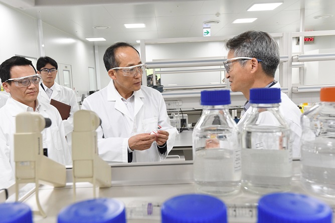 Finance Minister Choo Kyung-ho (C), who doubles as the deputy prime minister for economic affairs, looks around research facilities during a visit to the bio firm Aprogen Biologics in Cheongju, around 140 kilometers south of Seoul, on May 24, 2023. (Yonhap)