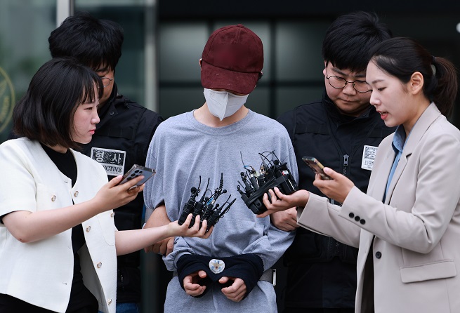 A girlfriend murder suspect leaves the Seoul Geumcheon Police Station en route to the Seoul Southern District Prosecutors Office on June 1, 2023. (Yonhap)