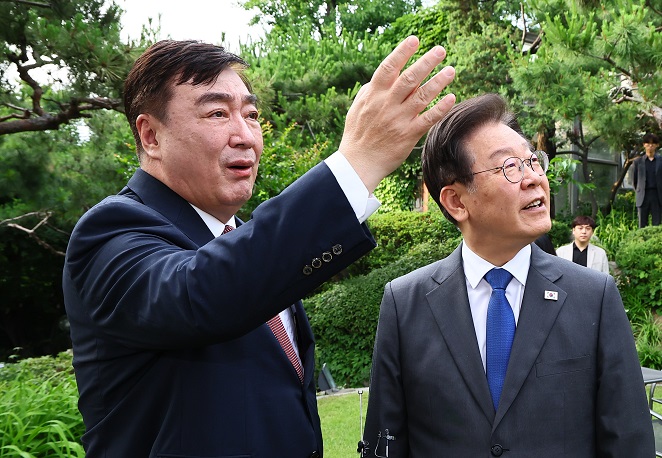 Chinese Ambassador to South Korea Xing Haiming (L) speaks with Lee Jae-myung, leader of the main opposition Democratic Party, before their dinner meeting at the envoy's residence in Seoul on June 8, 2023. (Pool photo) (Yonhap)
