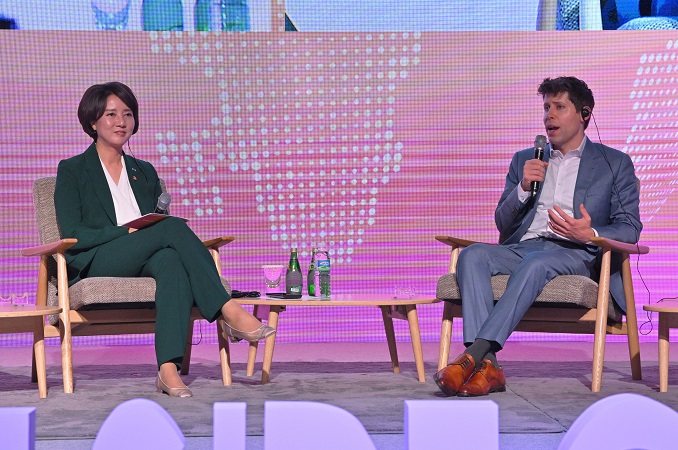OpenAI CEO Sam Altman (R) and Lee Young, South Korea's minister of SMEs and Startups, participate in a business event in Seoul on June 9, 2023. (Pool photo) (Yonhap)