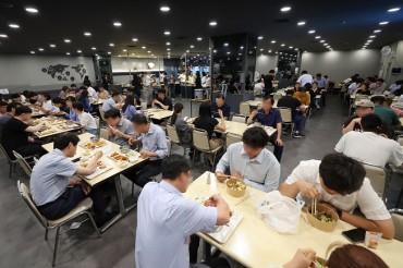 Office Workers Flock to Company Cafeterias as Eating Out Gets Expensive