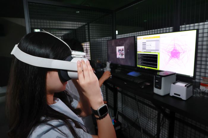 Visitors to the immersive exhibition 'Random Diversity: The Movie' at Random Square in Lotte Cinema World Tower explore the intricate connection between emotions and colors through analysis. (Image courtesy of Yonhap)