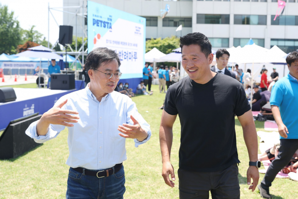 During the Pet Star event on June 3, Gyeonggi Province Governor Kim Dong-yeon (left) engaged in a conversation with renowned dog trainer Kang Hyung-wook. Governor Kim quoted Trainer Kang Hyung-wook, who expressed his belief that a harmonious relationship between humans and pets will become a reality within 15 years, and commended Gyeonggi Province for taking the lead in making this vision come true.