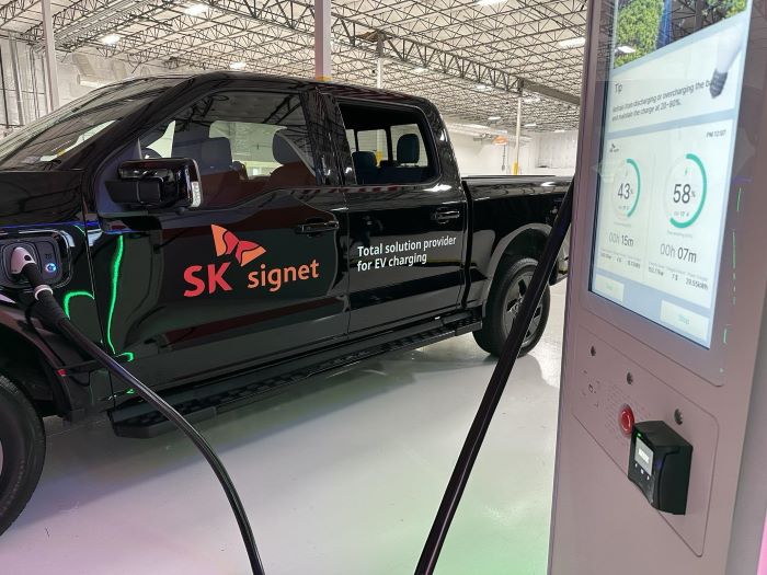 SK SigNet, the manufacturer of electric vehicle ultra-fast chargers, inaugurated its inaugural U.S. production plant in Plano, Texas, during a ceremony held on Friday morning (local time). The event included a demonstration of the charging capabilities of their new product. (Image courtesy of Yonhap)