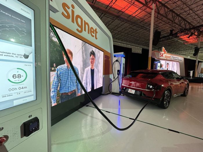 At SK SIGNET's Electric Vehicle Charger Manufacturing Plant (SSMT) in Plano, Texas, USA, a Kia EV6 was charged using the Super Fast Charger V2 product. It reached an 80% charge in just 14 minutes and 44 seconds. (Image courtesy of Yonhap)