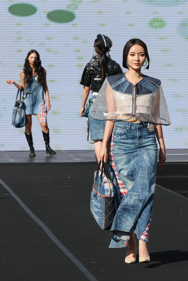 During the 'We Are Green Festival' Zero Waste Fashion Show at Seoul Plaza, a model struts the runway adorned in fashionable attire ingeniously crafted from bubble wrap.