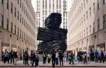 Korean Artist’s Charcoal Statue Captivates Audience at Rockefeller Center