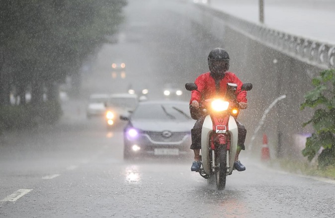 Controversy Sparks over Monsoon Season Promotion for Food Delivery Drivers