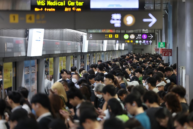 This July 4, 2023 photo shows people waiting for a train at a subway station in western Seoul. (Yonhap)