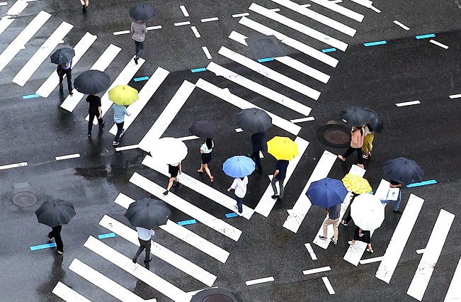 Rain and Sun Dual-use Umbrellas Popular amid Fickle Summer Weather