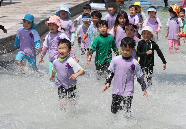 Children play at a water park in eastern Seoul on July 21, 2023. (Yonhap)