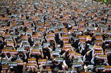 Teachers Hold Large-scale Rally in Central Seoul