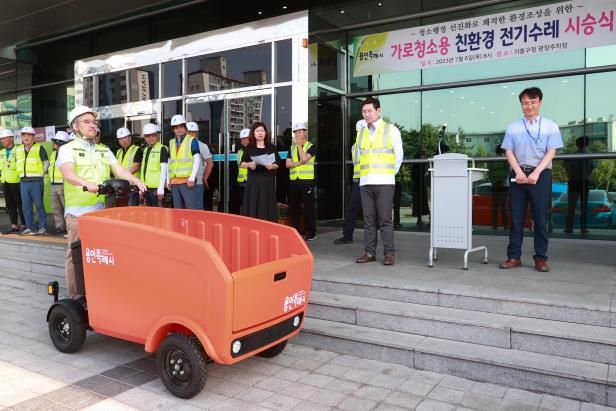 Yongin City Introduces Electric Wheelbarrows for Efficient Road Cleaning