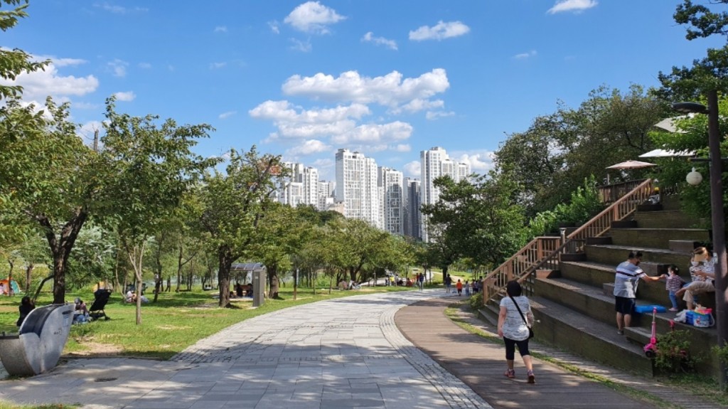 The preference for neighborhoods with large parks and green spaces has become more pronounced due to the phenomenon of telecommuting, which has been widely adopted during the coronavirus pandemic. (Image courtesy of National Institute of Forest Science)