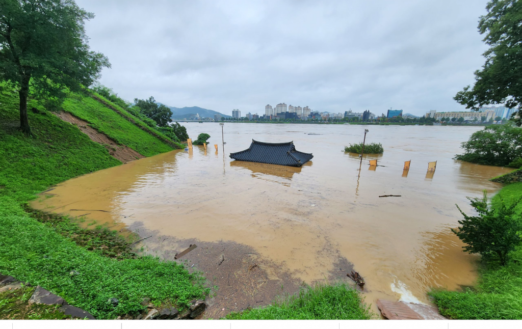 On July 15, heavy rains in the Chungcheongbuk-do region caused flooding, submerging Manharu in Gongju, Chungcheongnam-do (Historic Site No. 12) under water.