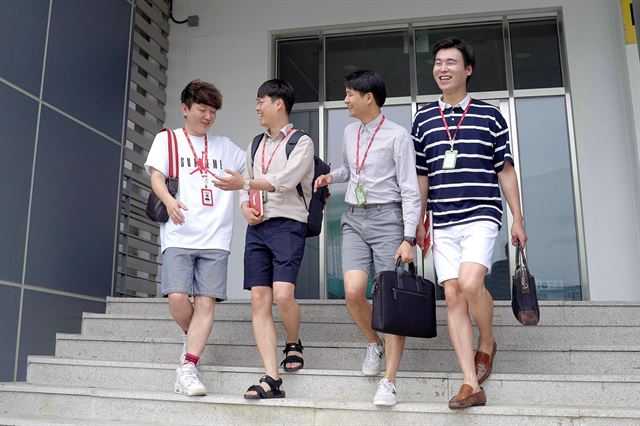 South Korean Youth Embrace Shorts at Work amid Heat Wave