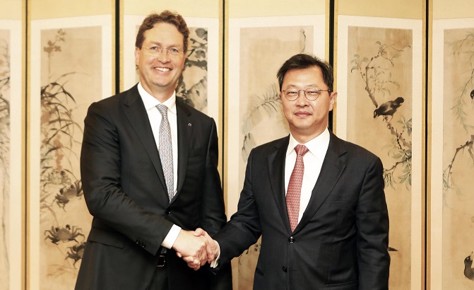 SK Senior Vice Chairman Discusses Biz Partnership with Mercedes CEO