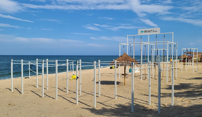 Local Hotel in Gangneung Creates ‘Muscle Beach’ for Fitness Buffs