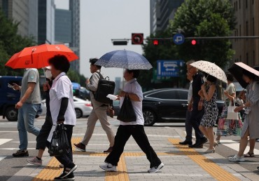 Heat Wave Breaks Parasols’ Reputation as Exclusively for Middle-aged Women