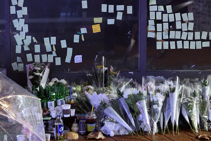 Flowers, beverages and messages of condolences lie on an alley near Sillim Station on July 22, 2023, where a man was killed and three others wounded in a stabbing rampage a day before. (Yonhap)