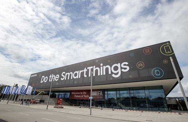 La signalisation du City Cube Berlin pour l'exposition IFA de Samsung Electronics Co. indique "Faites les choses intelligentes" le 31 août 2023, sur cette photo fournie par l'entreprise. 