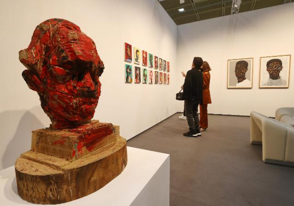 Last year's art fair, "Frieze Seoul," held at COEX in Gangnam-gu, Seoul, received a very positive response and is considered a success. On the left is Yukimasa Ida's "About the Face. (Image courtesy of Yonhap)
