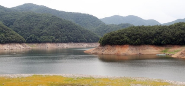 The Juam Dam is the largest source of drinking water in Honam and supplies water to 2.5 million people in Gwangju, South Jeolla Province. (Image courtesy of Yonhap News)