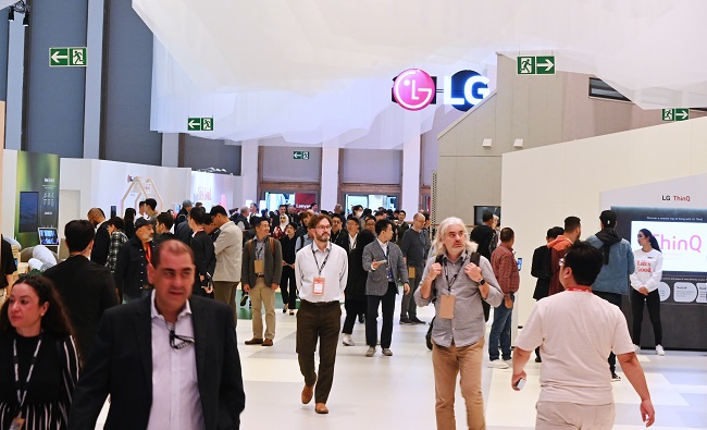 Les visiteurs regardent autour du LG Sustainable Village lors de l'IFA 2023 à Berlin le 1er septembre 2023, sur cette photo fournie par l'entreprise. 