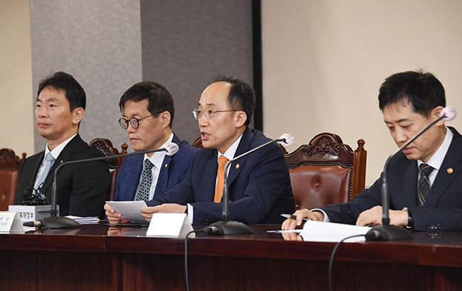 Finance Minister Choo Kyung-ho speaks (2nd from R) speaks during a meeting held in Seoul on Sept. 21, 2023, in this photo released by the Ministry of Economy and Finance. (Image courtesy of Yonhap News)