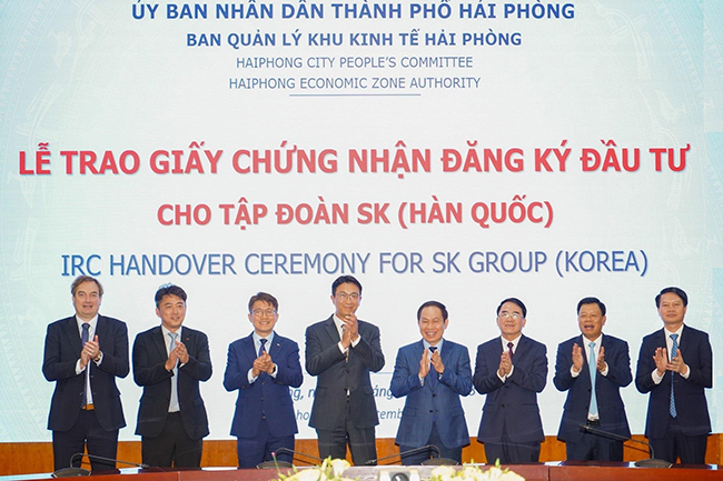 SKC CEO Park Won-cheol (4th from L) poses for a photo with Le Tien Chau (4th from R), party committee secretary for Hai Phong city, and other officials during a ceremony in the Vietnamese city for SKC's investment to build a facility to produce biodegradable plastic materials on Sept. 22, 2023, in this photo provided by SKC. (Image courtesy of Yonhap News)