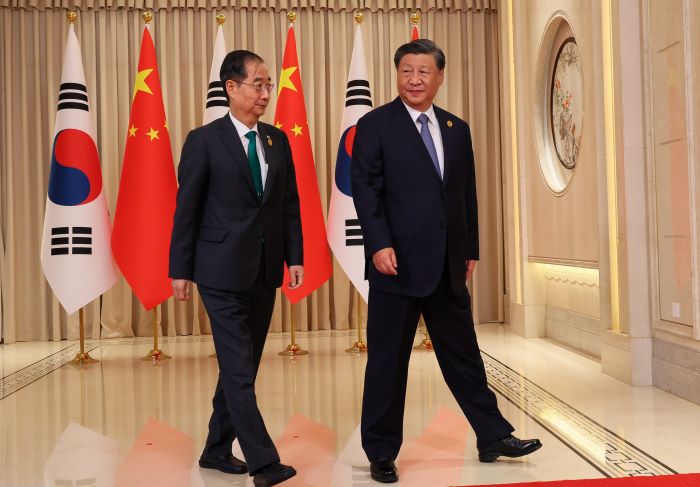 This image, provided by the Prime Minister's Office on Sept. 23, 2023, shows Prime Minister Han Duck-soo (L) and Chinese President Xi Jinping.  (Yonhap)