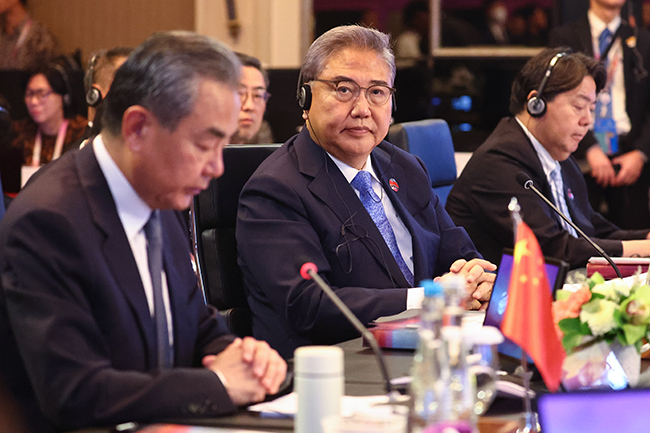 South Korean Foreign Minister Park Jin (C) attends the ASEAN Plus Three foreign ministers' meeting in Jakarta, in this file photo taken July 13, 2023, along with his Chinese and Japanese counterparts, Wang Yi (L) and Yoshimasa Hayashi, respectively. (Image courtesy of Yonhap News)