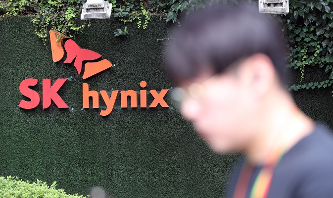 A man walks past the logo of SK hynix Inc. in Incheon, South Korea, in this undated file photo. (Yonhap)