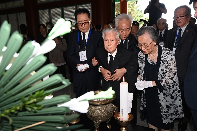 Late President Rhee’s Son Apologizes to April 19 Revolution Victims