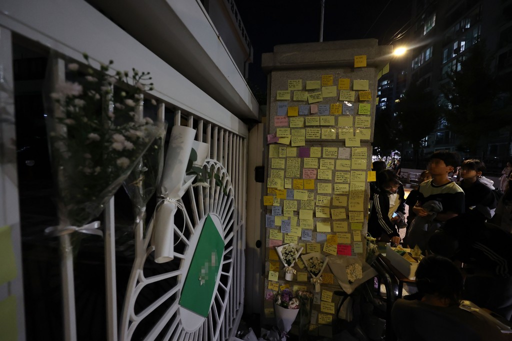 On the afternoon of Sept. 1, papers are taped to the front door of an elementary school in Yangcheon-gu, Seoul, in memory of A, an elementary school teacher who died the previous day after falling from her apartment. (Image courtesy of Yonhap)