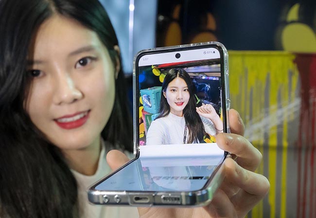 Smartphone shipments in South Korea declined more than 13 percent on-year in the second quarter, recent data showed Thursday, as demand remained sluggish over economic uncertainties. (Image courtesy of Yonhap News)