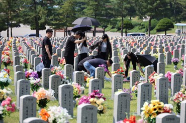 54 Pct of S. Koreans Oppose Allowing Pets at Nat’l Cemeteries: Poll